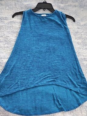 Persnickety Sleeveless High-Low Tank Top in Teal Blue